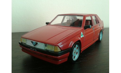 Alfa Romeo 75 berline 1/18 Burago rood jantes metal modelauto