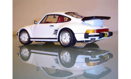 Porsche 911 Turbo 1/18 Revell Flat Nose type modelauto