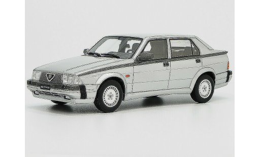 Alfa Romeo 75 3.0 v6 1/18 Laudoracing Models LM087C grijs modelauto