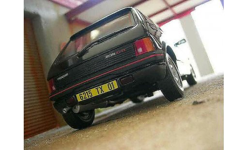 Peugeot 205 GTI 1/18 Solido 1.9 zwart onyx modelauto