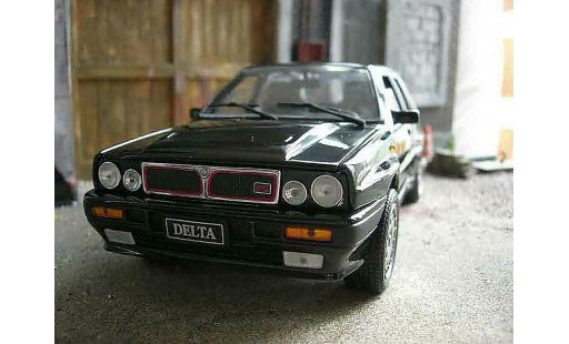 Lancia Delta HF Integrale 1/18 Sun Star 16s zwart modelauto