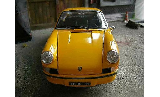 Porsche 911 RS 1/18 Universal Hobbies 2.7 geel modelauto