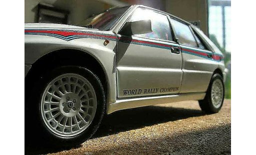 Lancia Delta HF Integrale 1/18 Kyosho evolution 2 martini modelauto