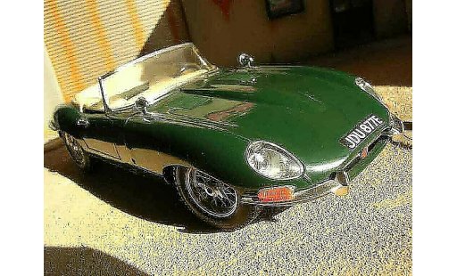 Jaguar E-Type 1961 1/18 Burago groen modelauto