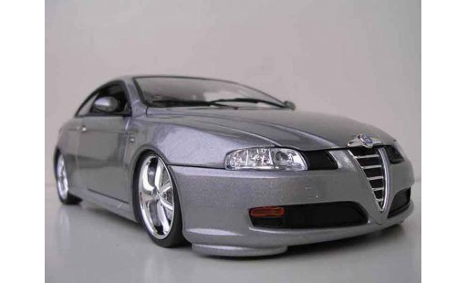 Alfa Romeo GT coupe 1/18 Welly grijs jantes chromees 17 pouces modelauto