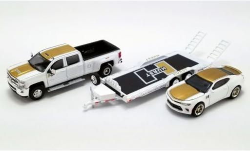 Modelauto Chevrolet Silverado pickup 3500 HD Hurst Performance 2018 avec Camaro SS et 2-Achs-remorque 1/64 ACME