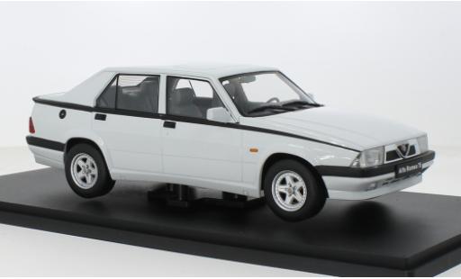 Modelauto Alfa Romeo 75 berline wit Triple 9 Coll 1/18 Triple 9 Collection
