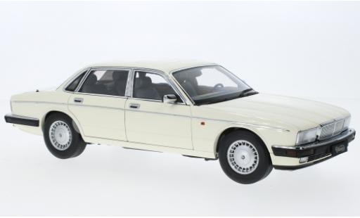 Modelauto Jaguar XJ6 XJ40 6 (40) wit 1/18 Almost Real