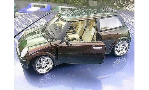 Mini One Base 1/18 Burago carat cameleon modelauto