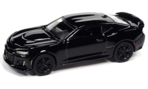 Modelauto Chevrolet Camaro ZL1 zwart 2019 1/64 Auto World