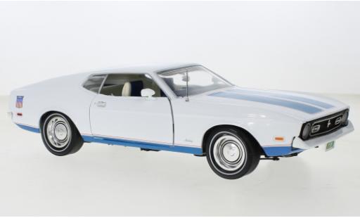 Modelauto Ford Mustang Fastback wit/blauw 1972 1/18 Auto World