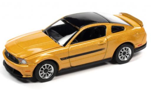 Modelauto Ford Mustang GT /CS metallic geel 2012 1/64 Auto World