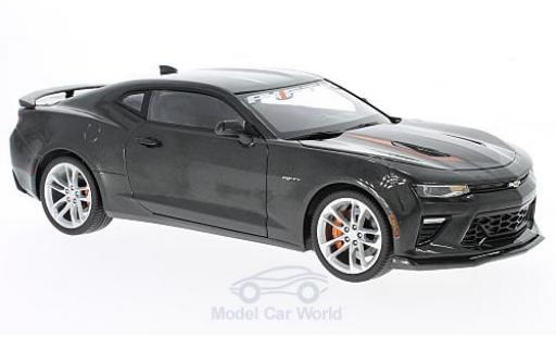 Modelauto Chevrolet Camaro SS metallic grijs 2017 50th verjaardag 1/18 Auto World