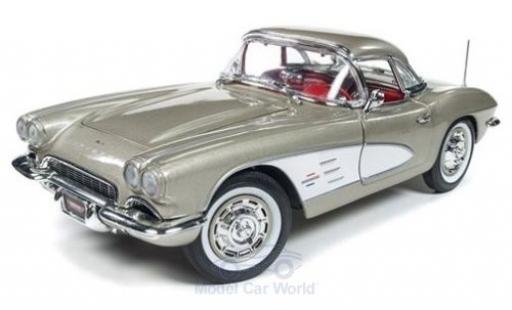 Modelauto Chevrolet Corvette Convertible Cabriolet metallic beige/wit 1961 1/18 Auto World