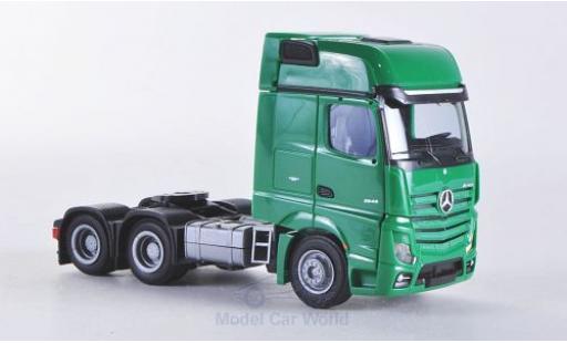 Modelauto Mercedes Actros Gigaspace 2 Giga. groen Aerop.-Zugmaschine 3-achsig groen 1/87 AWM