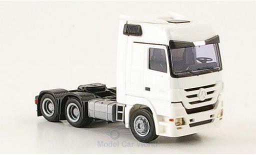 Modelauto Mercedes Actros Base 2560 MP3 3-Achser Aerop. wit 1/87 AWM