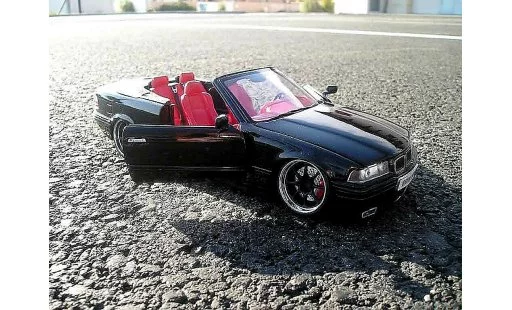 Bmw 325 Cabriolet 1/18 Maisto E36 zwart interieur cuir rood jantes zwarts bords chromes modelauto