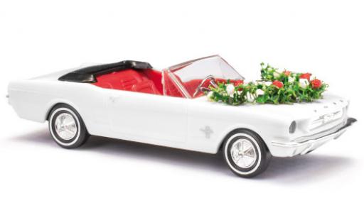 Modelauto Ford Mustang Convertible Cabriolet wit mariage avec D&Atilde;&copy;coration 1/87 Busch