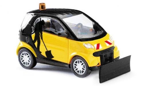 Modelauto Smart ForTwo Livree Flotte geel/zwart 2007 avec d&Atilde;&copy;blayeuse &Atilde; neige 1/87 Busch