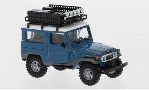 Modelauto Toyota Land Cruiser 40 J4 blauw/wit 1960 avec Rack de toit et traces d Offroad 1/87 Busch