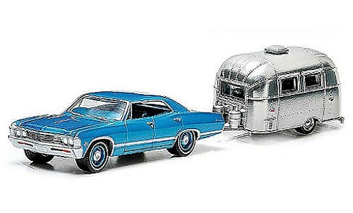Chevrolet Impala Sedan 1/64 Greenlight Sport blauw en Airstream 16 Bambi 1967 modelauto