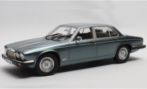 Modelauto Jaguar XJ Series III SIII Sovereign metallic blauw RHD 1983 1/18 Cult Scale Models