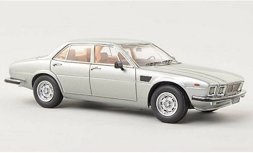 De Tomaso Deauville Berline 1/43 Neo grijs 1978 modelauto
