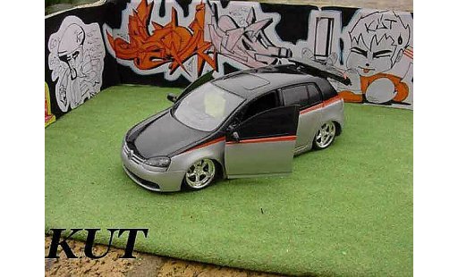 Volkswagen Golf GTI 1/18 Burago suspensions pneumatiques modelauto