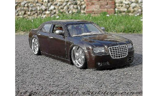 Chrysler 300C special edition 1/18 Maisto show car louis vuitton modelauto