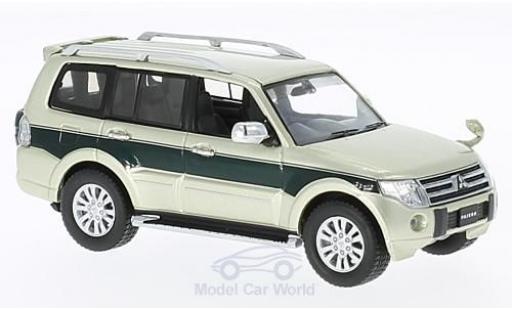 Modelauto Mitsubishi Pajero Base 4WD metallic groen/groen RHD 2010 1/43 First 43 Models