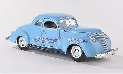 Ford Custom Berline 1/24 Motormax blauw met Flammendekor 1949 modelauto