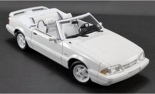 Modelauto Ford Mustang LX 5.0 5.0L Cabriolet Feature Car wit 1993 Softtop liegt bei 1/18 GMP