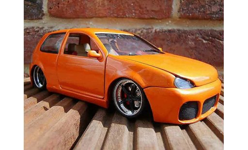 Volkswagen Golf GTI 1/18 Revell virus modelauto