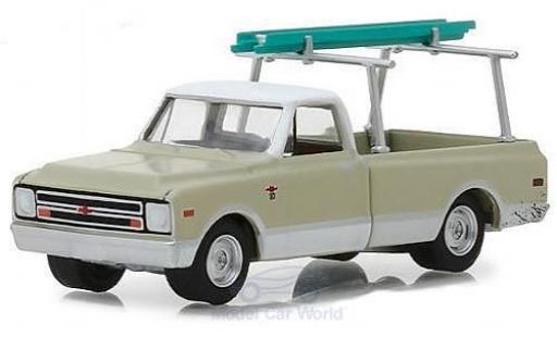 Modelauto Chevrolet C-10 Pickup beige/wit 1970 met Leiter 1/64 Greenlight