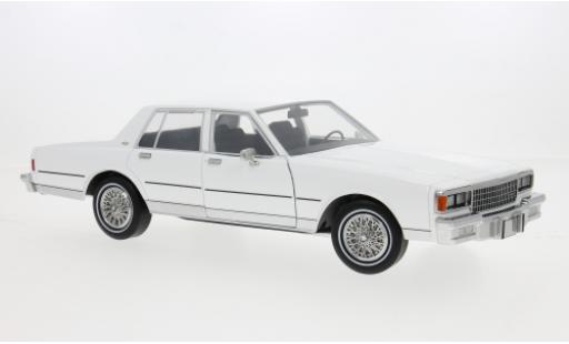 Modelauto Chevrolet Caprice Classic Sedan wit 1983 1/18 Greenlight