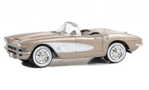 Modelauto Chevrolet Corvette Convertible (C1) Cabriolet metallic beige 1961 1/64 Greenlight