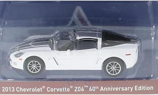 Modelauto Chevrolet Corvette Z06 wit/grijs 2013 60th verjaardag Edition 1/64 Greenlight