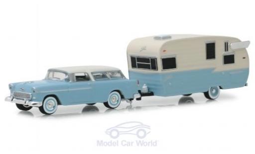 Modelauto Chevrolet Nomad Station Wagon blauw/beige 1955 met Shasta Airflyte 1/64 Greenlight