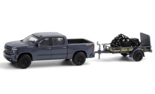 Modelauto Chevrolet Silverado pickup metallic blauw 2020 avec Indian Scout Bobber remorque d&Acirc;&acute;une axe et Auffahrrampe 1/64 Greenlight