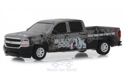 Modelauto Chevrolet Silverado pickup grijs/Dekor Bully Dog 2018 1/64 Greenlight