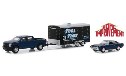 Modelauto Chevrolet Silverado pickup Tool Time 2019 met 1969 Camaro SS en Zweiachskofferanh&Atilde;&curren;nger 1/64 Greenlight