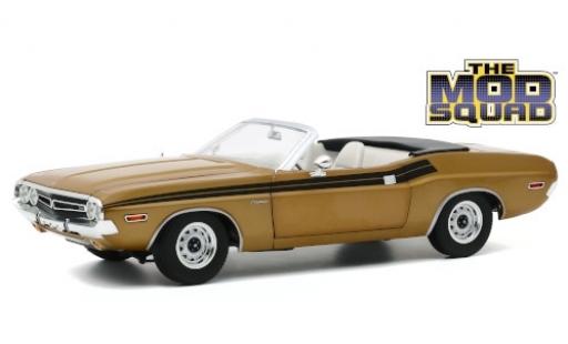 Modelauto Dodge Challenger Cabriolet 340 gold/zwart The Mod Squad 1971 1/18 Greenlight
