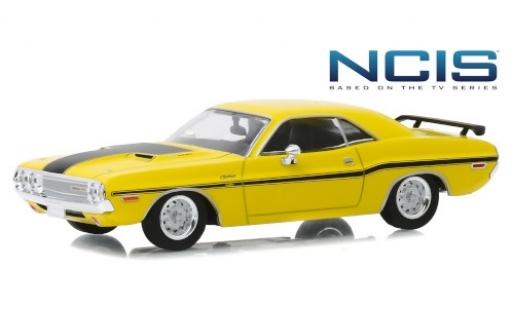 Modelauto Dodge Challenger R/T geel/mat-zwart NCIS - Based on the TV Series 1970 1/43 Greenlight
