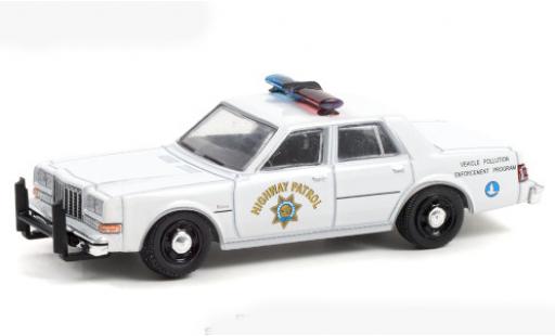 Modelauto Dodge Diplomat police wit/Dekor California Highway Patrol 1988 1/64 Greenlight