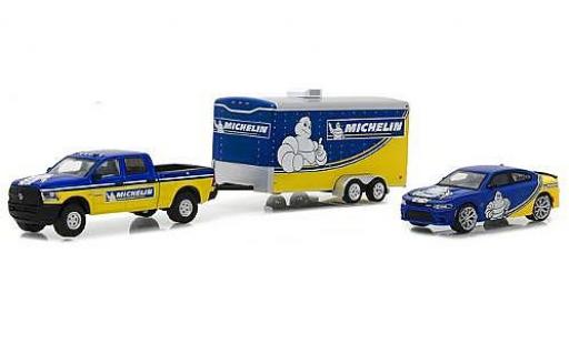 Modelauto Dodge RAM pickup 2500 Michelin 2017 with Charger SRT Hellcat and Enclosed Car Hauler 1/64 Greenlight