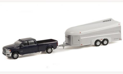 Modelauto Dodge RAM pickup 3500 Laramie Crew Cab grijs 2021 met Aerovault MK II Trailer 1/64 Greenlight