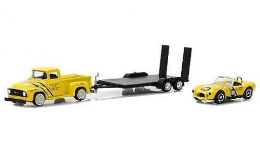 Modelauto Ford F-100 Pickup 00 geel 1954 with Coventry Moteurs 289 Cobra and Flatbed Trailer 1/64 Greenlight