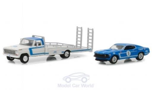Modelauto Ford Mustang Boss Ramp Truck blauw/wit 1969 met 1969 Mustang 1/64 Greenlight