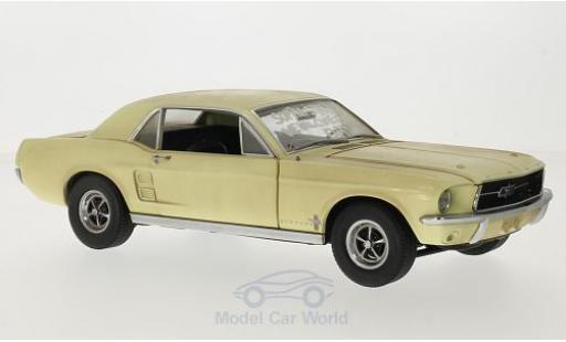 Modelauto Ford Mustang Hardtop Coupe beige/Dekor The Walking Dead inklusive Accessoires 1/18 Greenlight