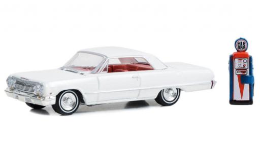 Modelauto Chevrolet Bel Air Coupe wit 1963 1/64 Greenlight